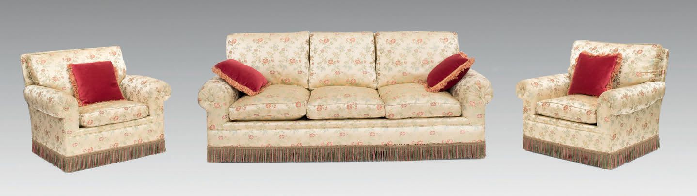 Null 三人座沙发和一对扶手椅，用香槟色缎子覆盖，上面有花的图案，底座上有三色的流苏。
沙发：高82 - 宽217 - 深92厘米
扶手椅：高83 - 宽10&hellip;