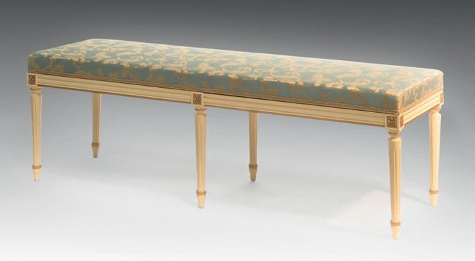 Null 路易十六风格的长椅，奶油色和镀金漆木，成型和雕刻，锥形和凹槽腿，淡紫色大马士革织物装饰，镀金叶子
H.48 - W. 140 - D. 40厘米
