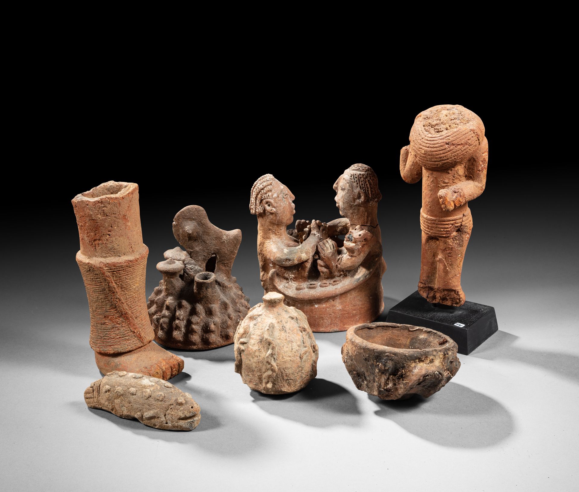 Null Lot of seven terracotta objects and fragments, West Africa, including an ac&hellip;