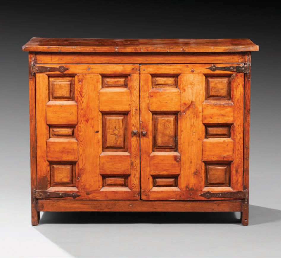 Null 软木和橡木餐具柜，两扇门上装饰有凸起的面板。
17 世纪
H.93.4 厘米 - 118.2 厘米 - 55 厘米
(更换和小事故）