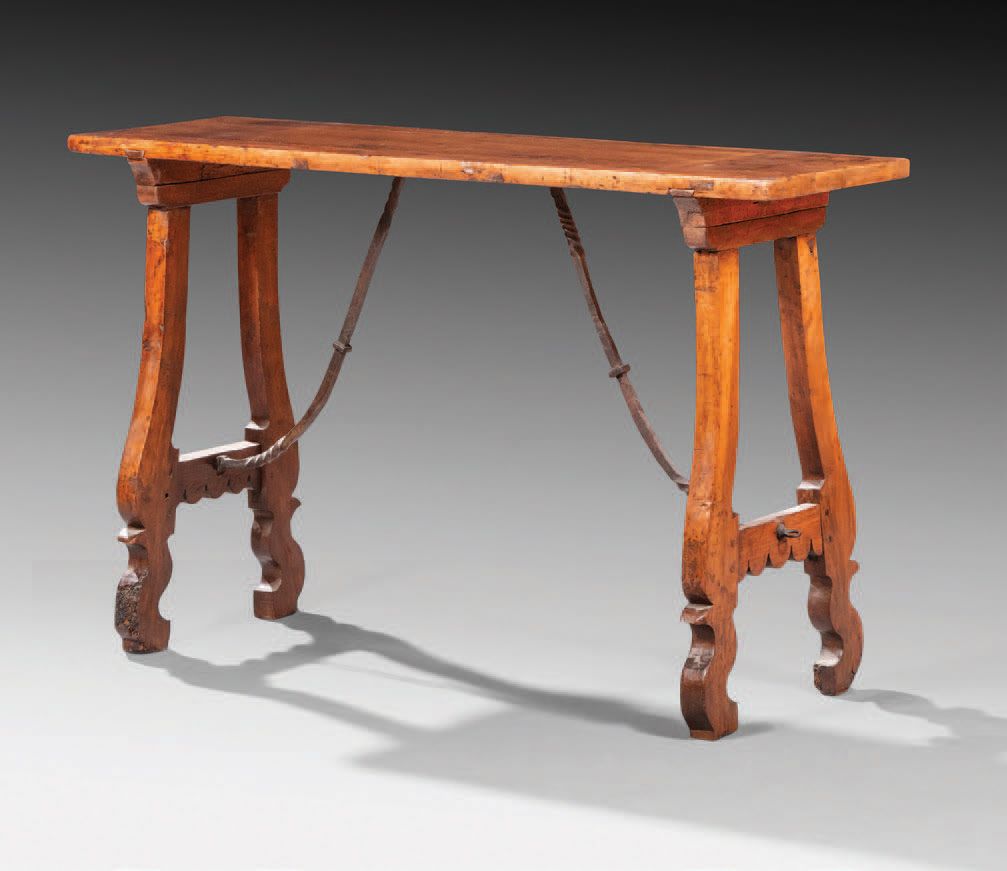 Null 胡桃木和橡木桌子，带有扇形边缘的分叉桌腿通过锻铁支架与桌面相连。
西班牙，17 世纪
H.82 厘米 - 宽 129.3 厘米 - 长 39.5 厘米&hellip;