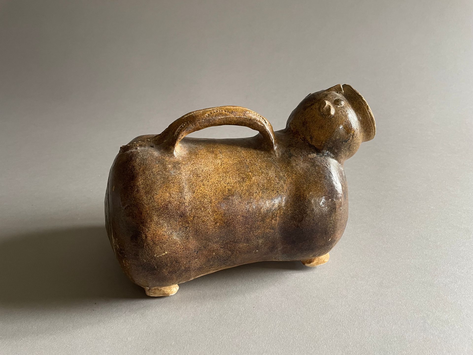 Null 动物造型褐釉陶罐
十九世纪
长 23 厘米
(有一些缺口）