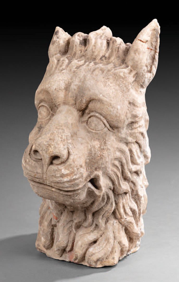 Null 石灰石莫迪恩雕刻的狮子头。狮头上有挥舞的鬃毛和尖尖的耳朵、高耸的眼睛和严重凹陷的额骨、凸显扁平口吻的虎口和微微半张的嘴。
16 世纪
高 43.5 厘&hellip;