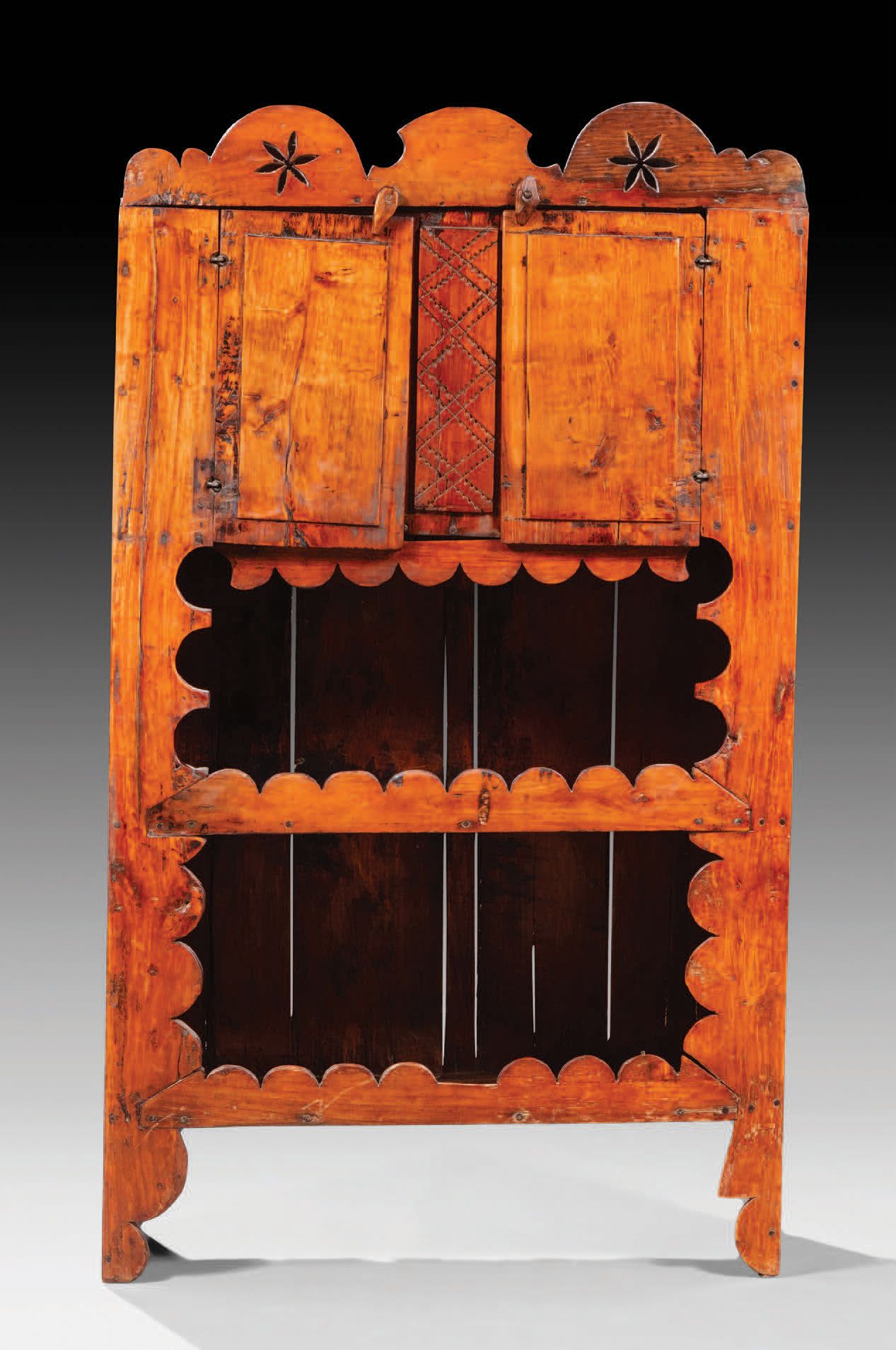 Null 果木梳妆台有两扇门，上部雕有两颗星星的镂空装饰，下部有两个带扇形边框的架子。
比利牛斯，18/19 世纪
H.151.5厘米 - 87.5厘米 - 2&hellip;