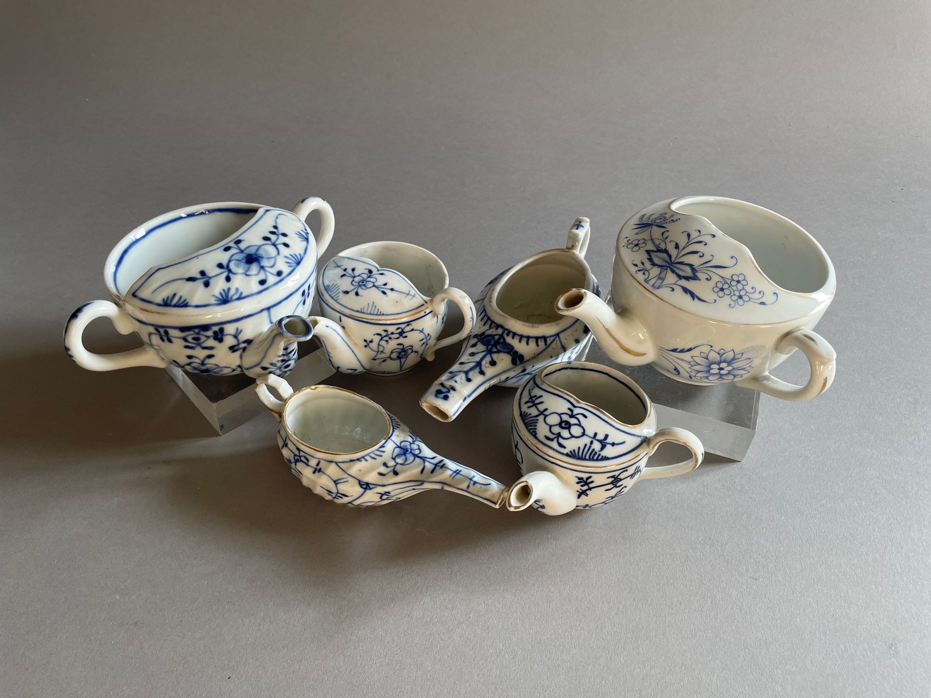 Limoges Six canards de malade en porcelaine à décor en camaïeu bleu à l'oignon d&hellip;