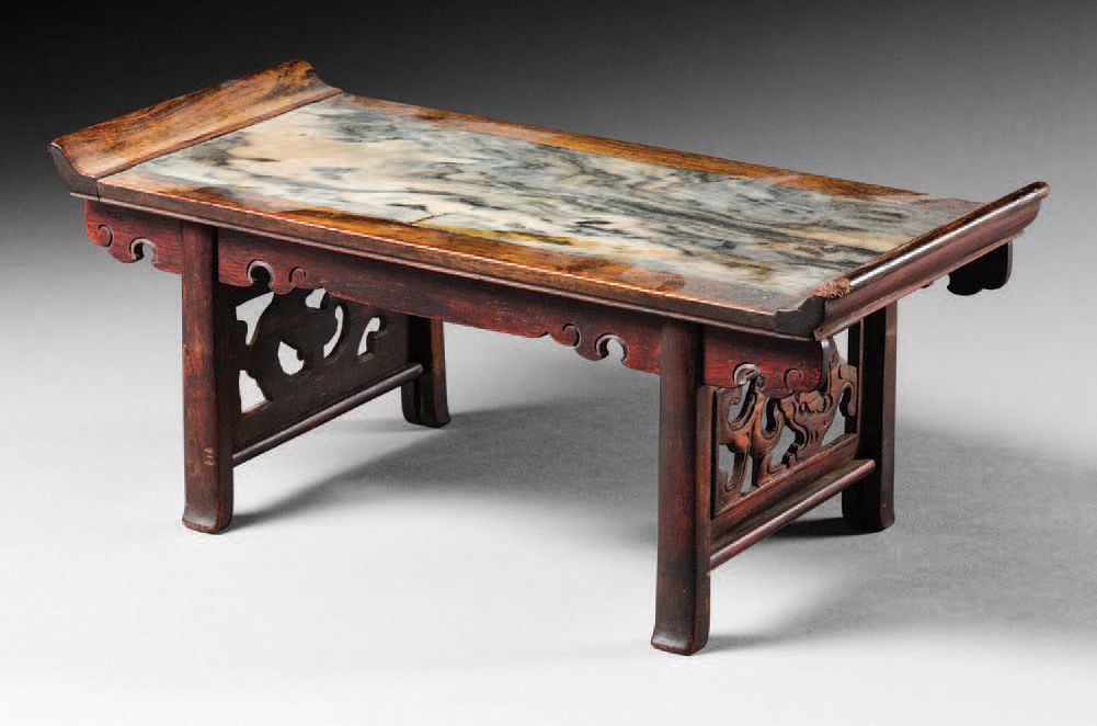 Null Miniature console
China, 19th-20th c
Wood, marble
H. 13.5 cm - L. 31.5 cm (&hellip;