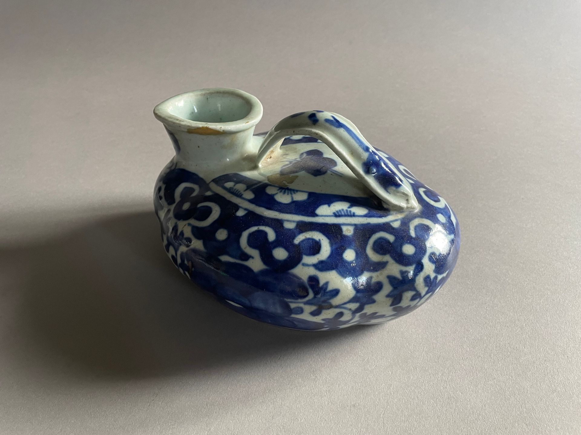 Chine Réservoir ovale muni d'une anse en porcelaine à décor en camaïeu bleu de f&hellip;