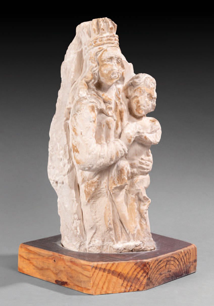 Null Jungfrau mit Kind aus Kalkstein, die in einem starken Relief gemeißelt ist.&hellip;