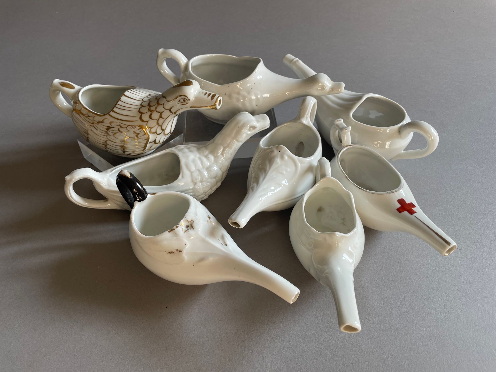 Limoges Huit canards de malade ovale en porcelaine blanche, dont trois en forme &hellip;