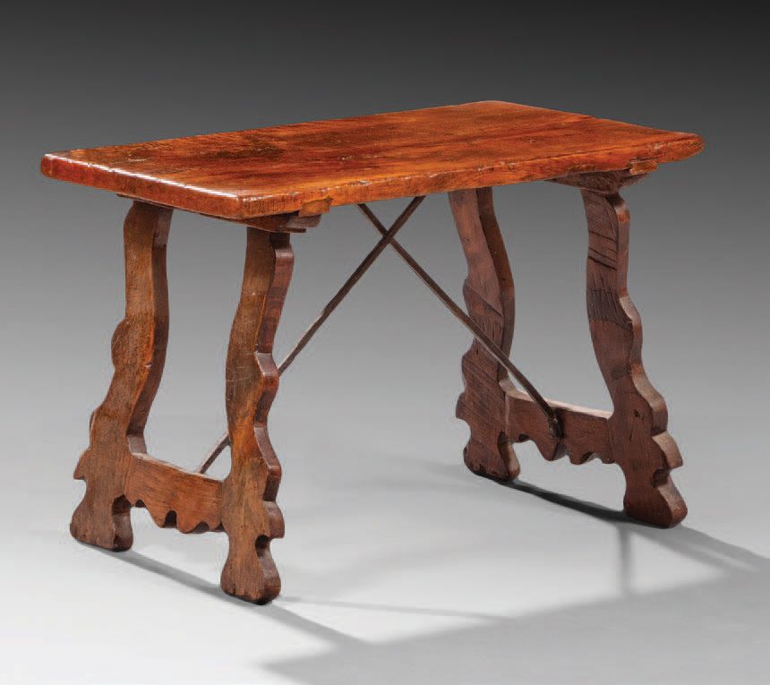 Null 胡桃木小桌，带有扇形边缘的分叉桌腿通过锻铁支架与桌面相连。
西班牙，17 世纪
H.46.5 厘米 - 68 厘米 - 39.5 厘米
(顶部有凹痕和&hellip;