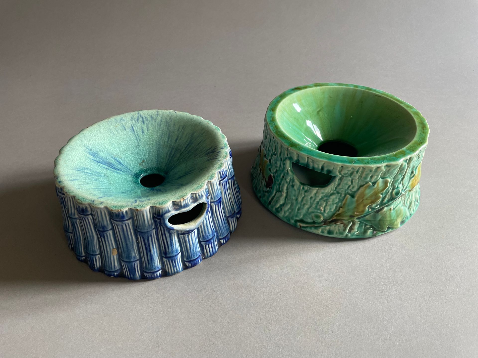 Choisy-le-Roi 两个精美的陶制圆形痰盂，一个是竹子形状，另一个是橡树树干形状，带有多色装饰
19 世纪晚期 长 19 厘米