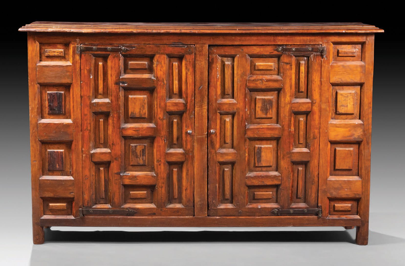 Null 大型橡木和软木餐具柜，两扇门上装饰有凸起的面板。
西班牙，17 世纪
H.118.5 厘米 - 190.6 厘米 - 47 厘米
修复
