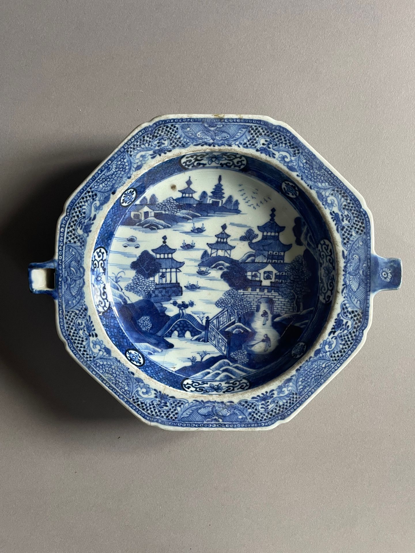 Chine Assiette chauffante en porcelaine à décor en camaïeu bleu de paysage lacus&hellip;