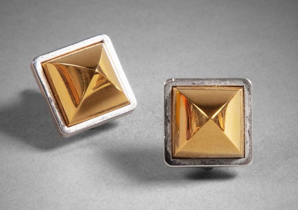 HERMÈS PARIS Pair of "Médor" ear clips in silver and gold-plated metal 
Signed
L&hellip;