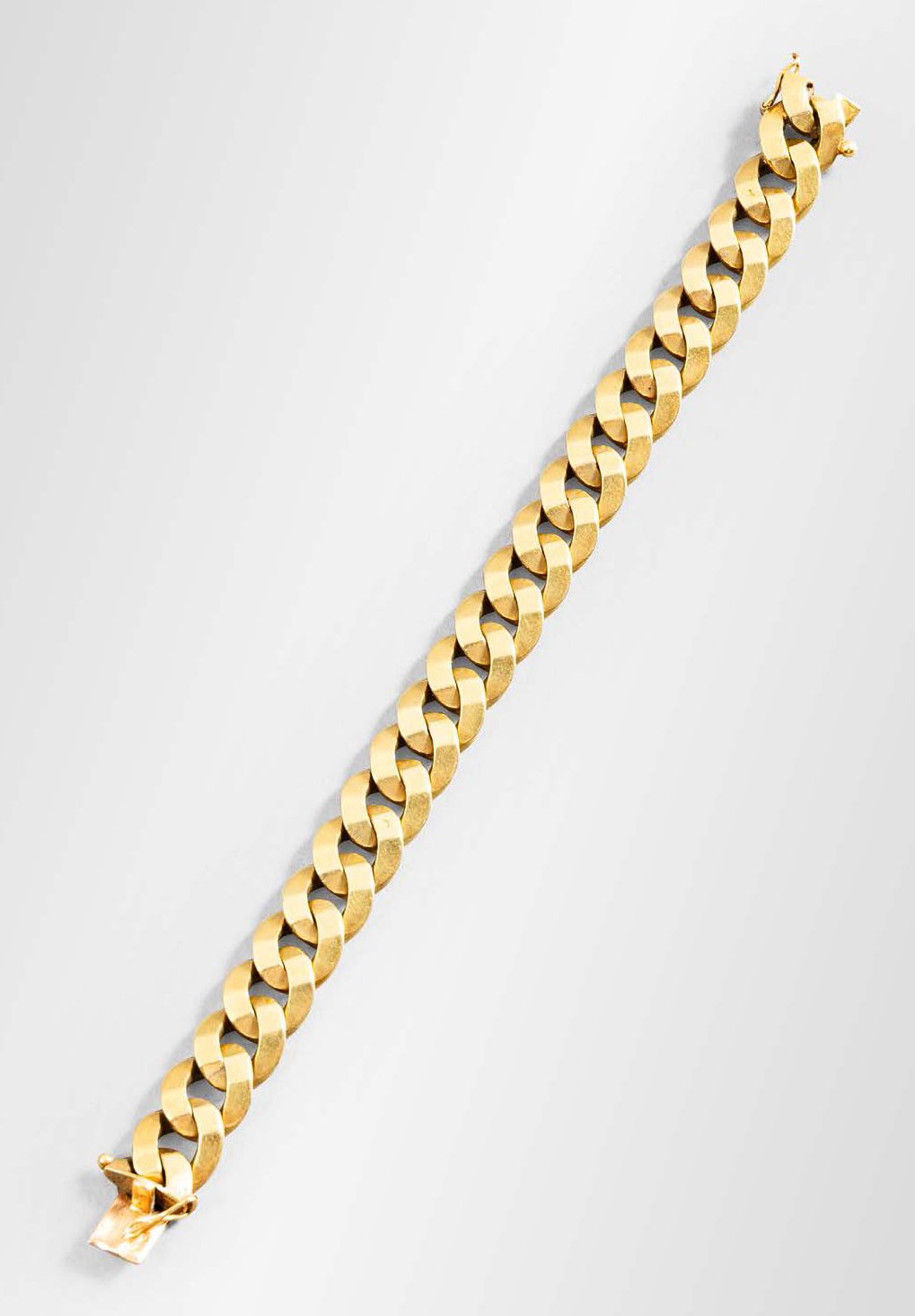 Null Gourmette bracelet in 750°/°° gold with flat links
L. 17 cm
Weight: 55.8 g