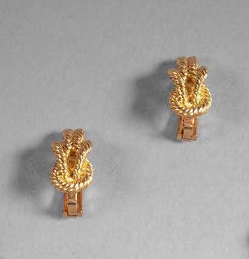 HERMÈS PARIS Pair of "Audierne" ear clips in 750°/°° yellow gold
Circa 1970
Sign&hellip;
