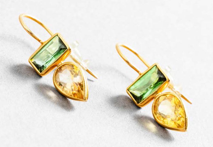 ADELLINE Pair of earrings in 750°/°° gold set with colored gemstones in rectangu&hellip;