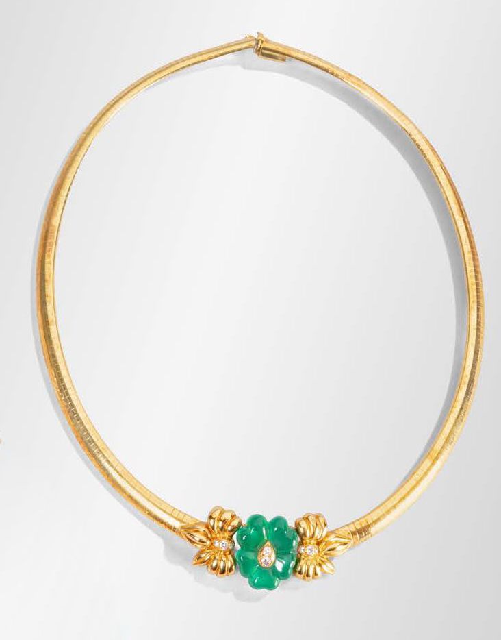 VAN CLEEF & ARPELS 750°/°°金丝带链扣项链，以镂空绿玉髓小花图案为中心，并镶嵌钻石
签名：VCA，编号
总重：54.3 克（装在珠宝盒中&hellip;