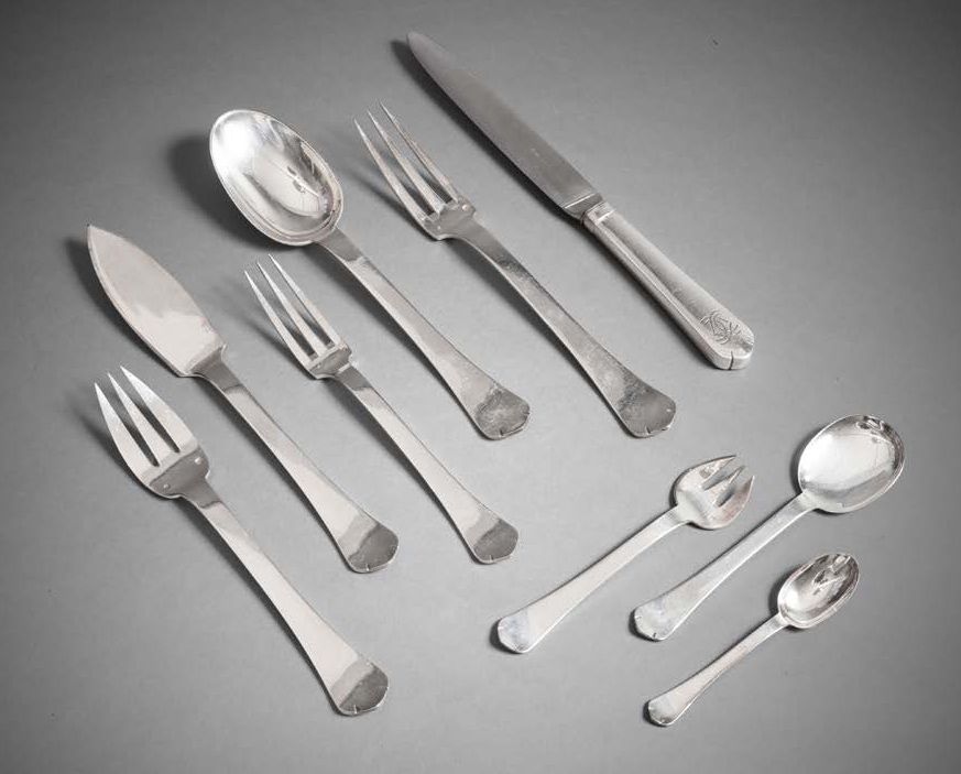 PUIFORCAT 普伊福尔猫
950°/°° 银色装饰艺术风格鼠尾型家用套装，包括 ：
- 12 件大型餐具
- 5 把大叉
- 12 个甜点叉和勺
- 12&hellip;
