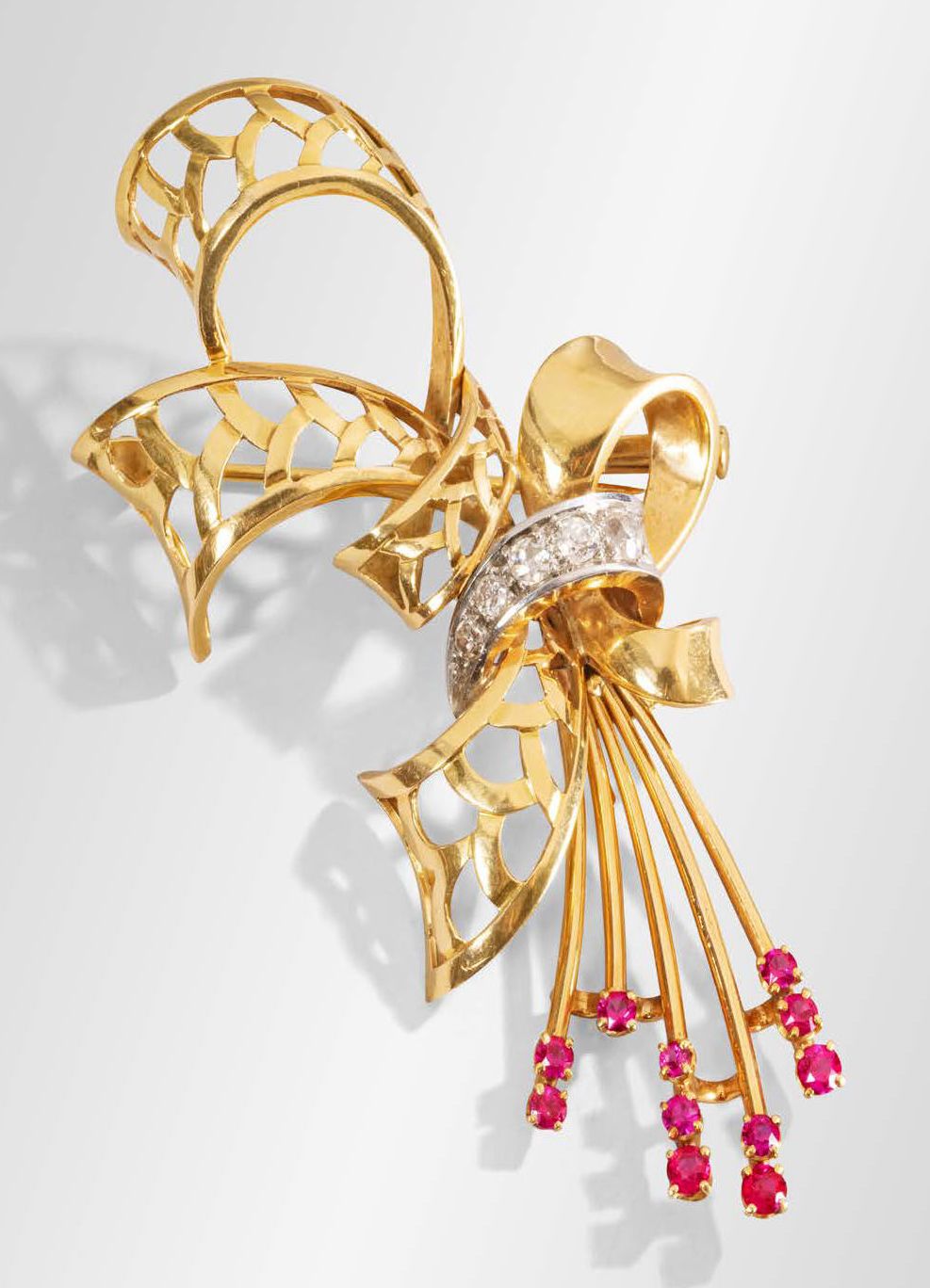 Null Openwork bow brooch in 750°/°° gold and platinum set with a drop of old-cut&hellip;