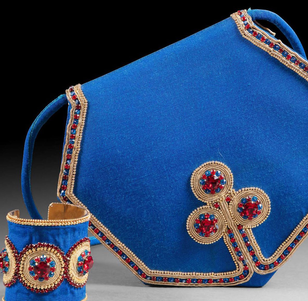 LESAGE Paris 绣有珍珠及仿蓝宝石和红宝石的皇家蓝托曼斜挎包。肩带手柄 
约 1987/1992 年
H.25 厘米 - 28 厘米 
H.58（带手&hellip;