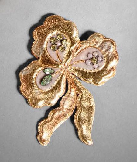 LESAGE PARIS Clover" brooch in gilded metal covered with iridescent leather embr&hellip;