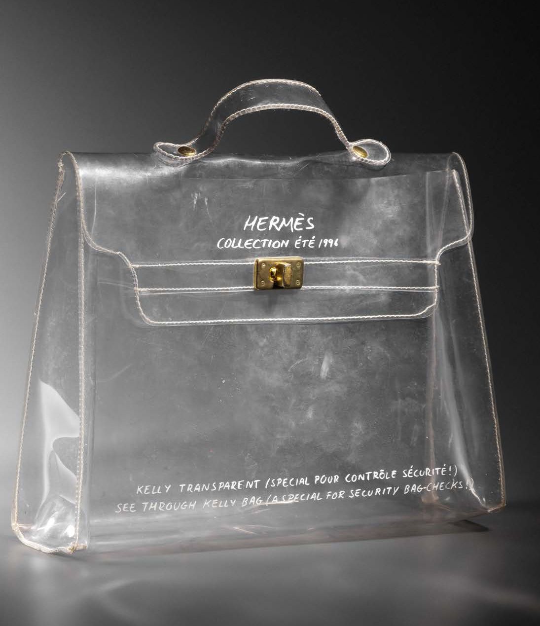 HERMÈS PARIS 凯莉 "透明塑料袋，镀金金属扣
1996 年系列
H.30 厘米 - 32 厘米 - 8 厘米
(磨损和痕迹）