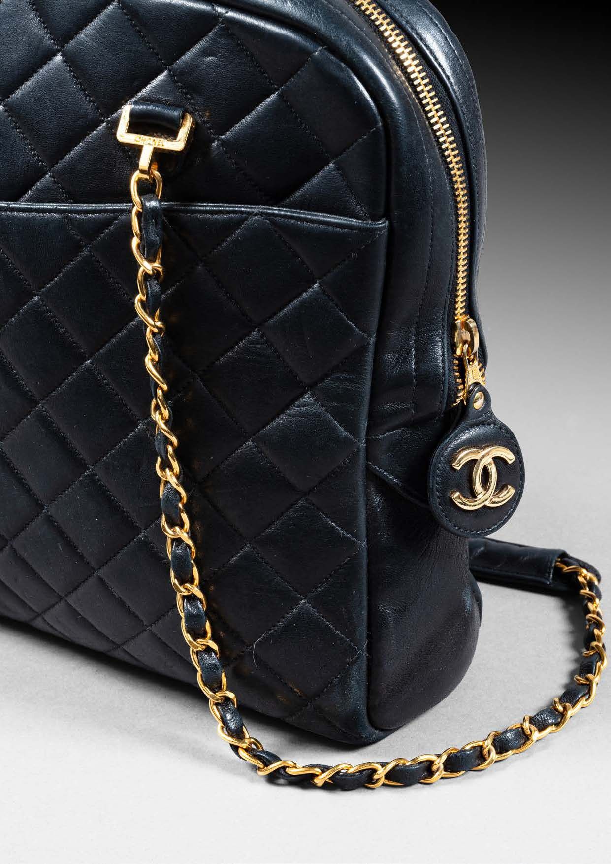 CHANEL Black quilted lambskin "Camera" bag, zipper closure, double gold metal ch&hellip;
