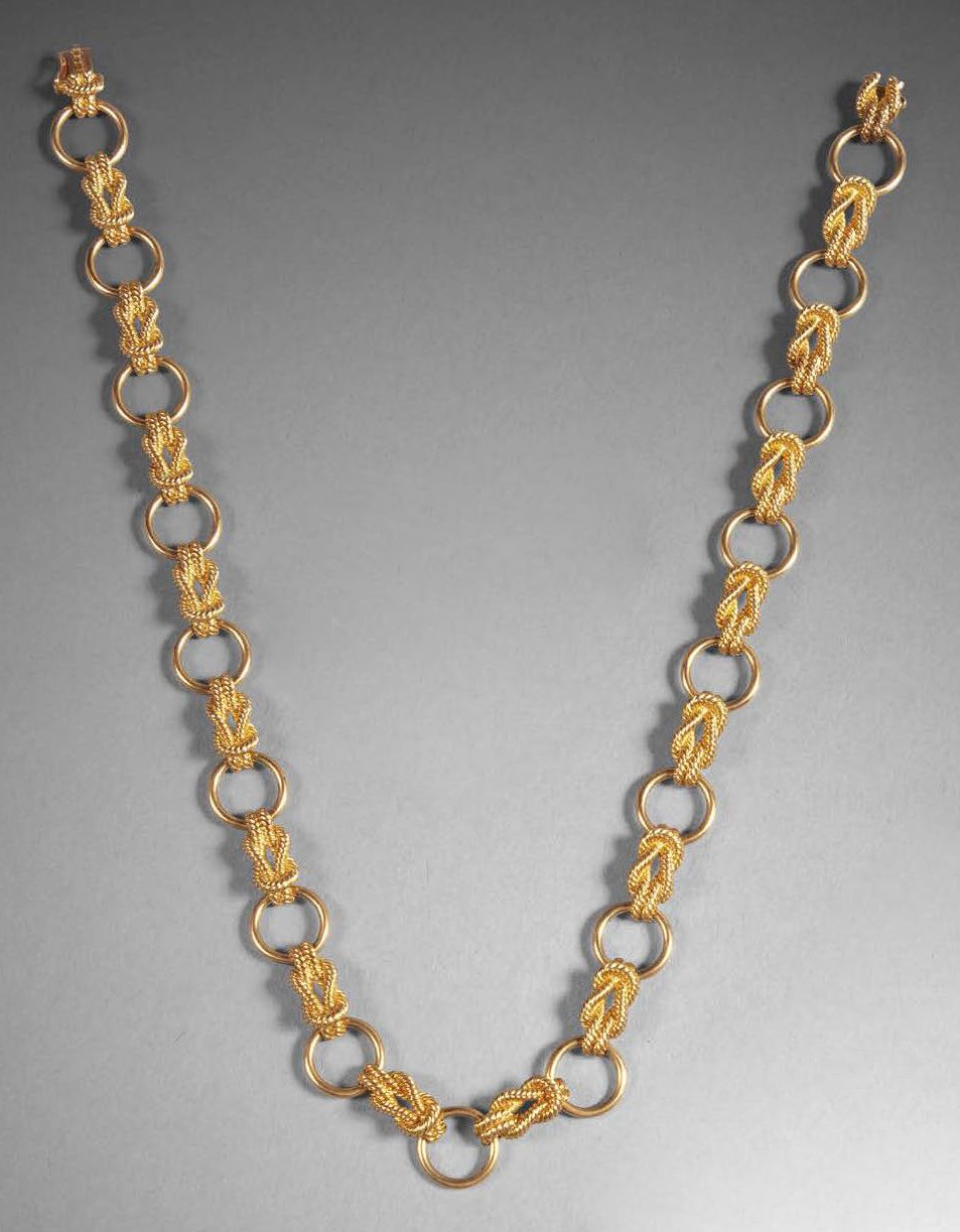 HERMÈS PARIS Audierne" long necklace in 750°/°° yellow gold
Circa 1970
Signed on&hellip;