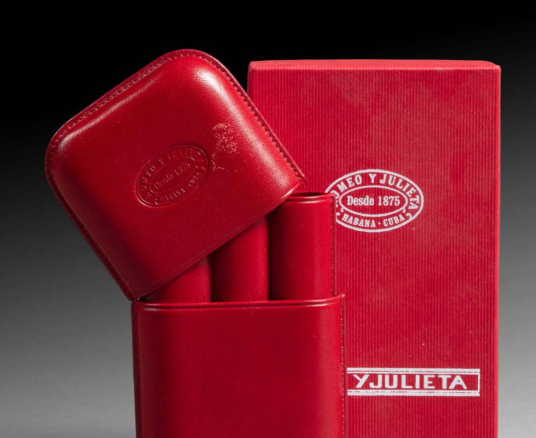 ROMEO Y JULIETA Red leather three-cigar case 
H. 15 cm - L. 8.5 cm 
(In a box)