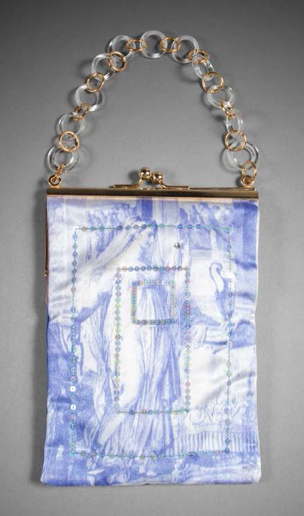 LESAGE Paris 丝绸晚装包，紫色印花图案为 18 世纪风格的场景装饰，并饰有亮片。镀金金属扣和手柄上交替饰有有机玻璃和镀金金属环。 
H.22 厘米 &hellip;