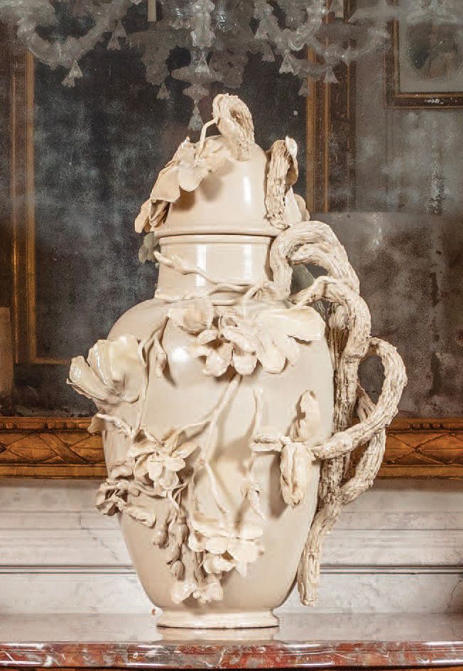Marguerite de Cholet (1867-) Grand vase couvert en faïence à décor en relief de &hellip;