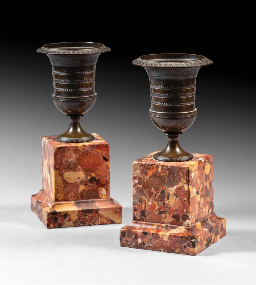 Null Paire de petits vases Médicis en bronze à patine sombre à décor de frises c&hellip;