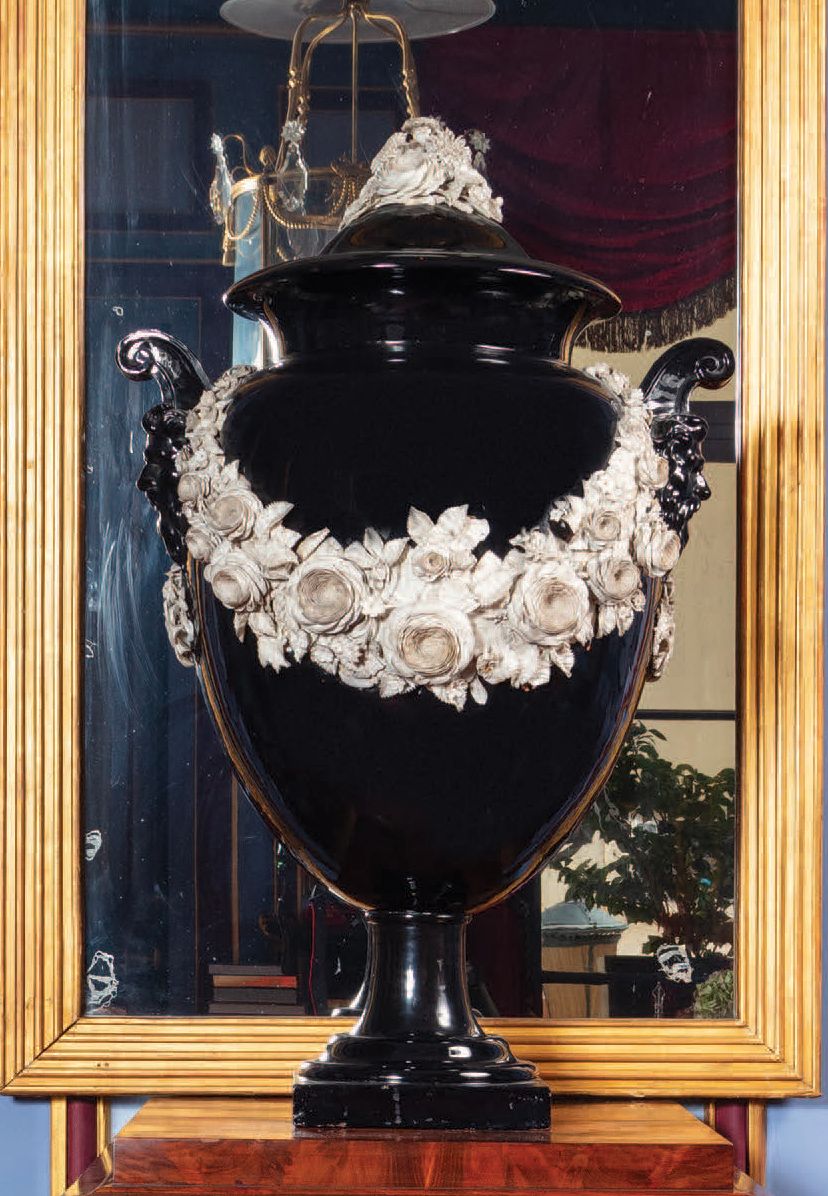 Null 土釉大花瓶，黑色底座，把手饰有大胡子面具，浮雕装饰有饼干瓷大花环，盖子上也装饰有饼干瓷花朵。
修复时期，约 1820-1825 年
H.79 厘米
(&hellip;