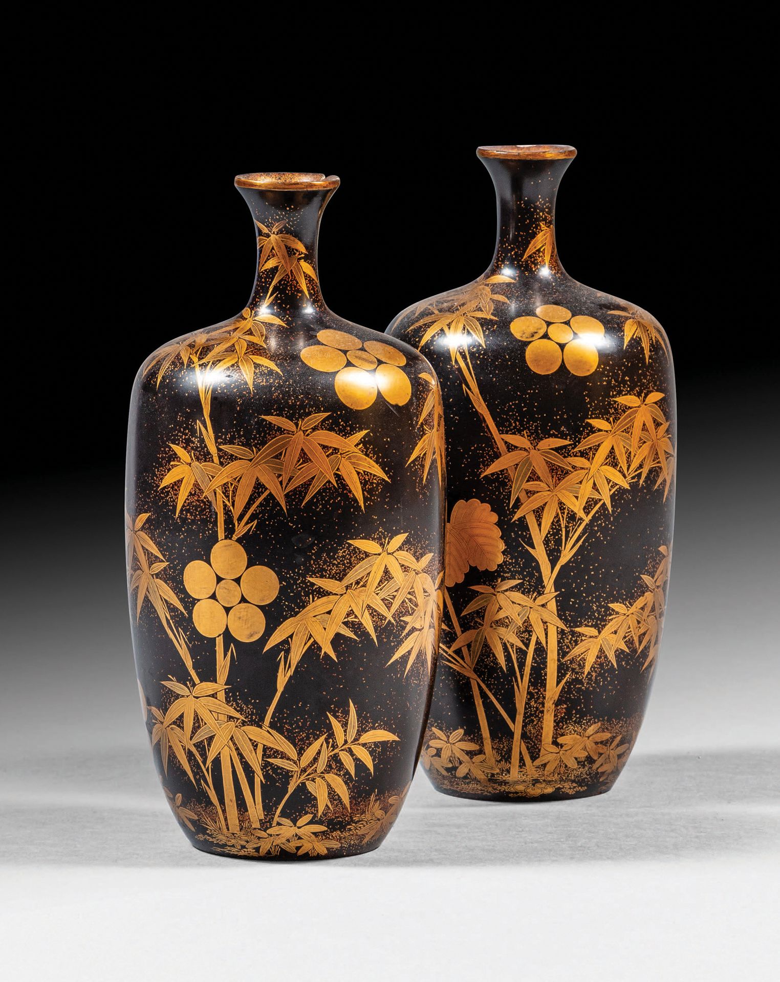 Null Paire de vases à court col en laque noir et or
A décor de bambou et de bran&hellip;
