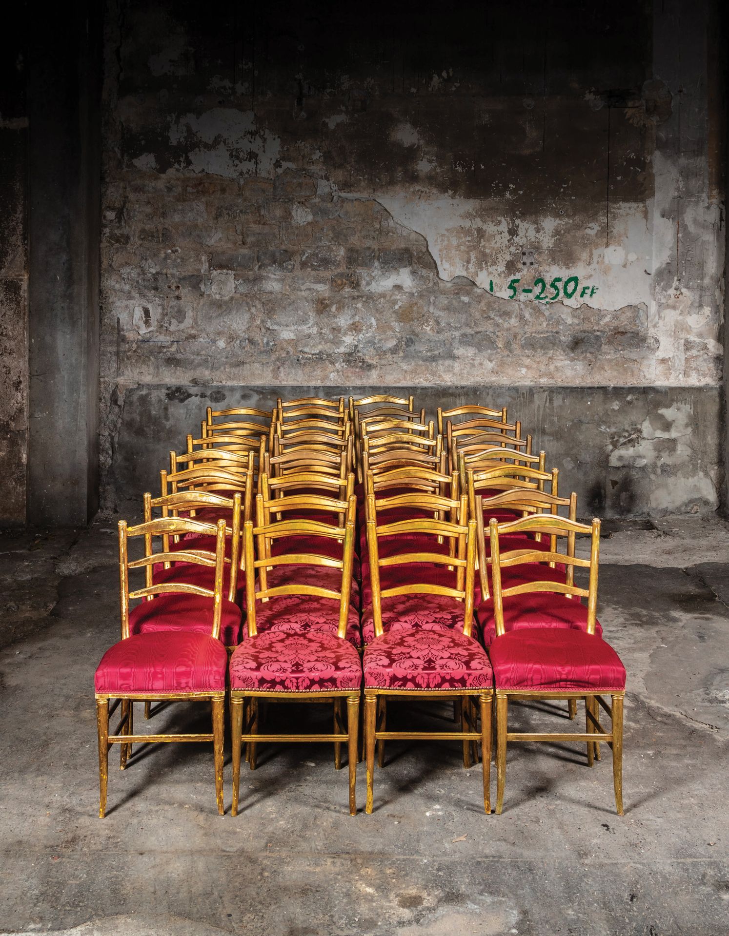 Null Suite de trente chaises en bois doré modèle à barrettes recouvertes de dama&hellip;