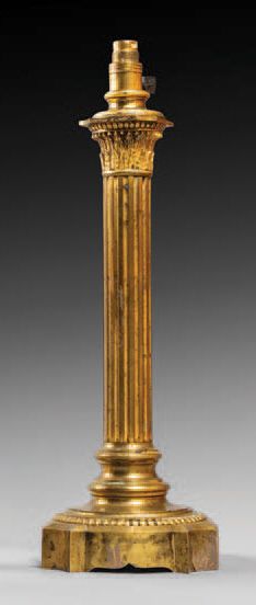 Null Pied de lampe en bronze le fût en colonne cannelée chapiteau corinthien.
H.&hellip;