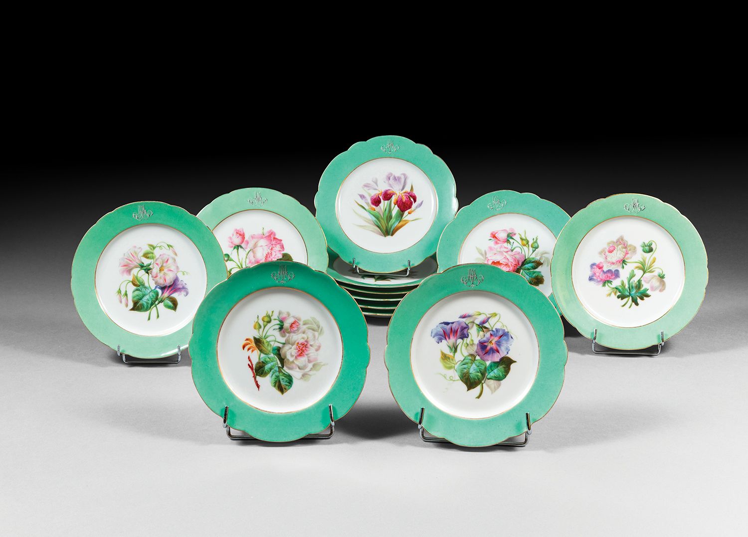 Paris Ensemble de douze assiettes en porcelaine à décor polychrome de bouquets d&hellip;