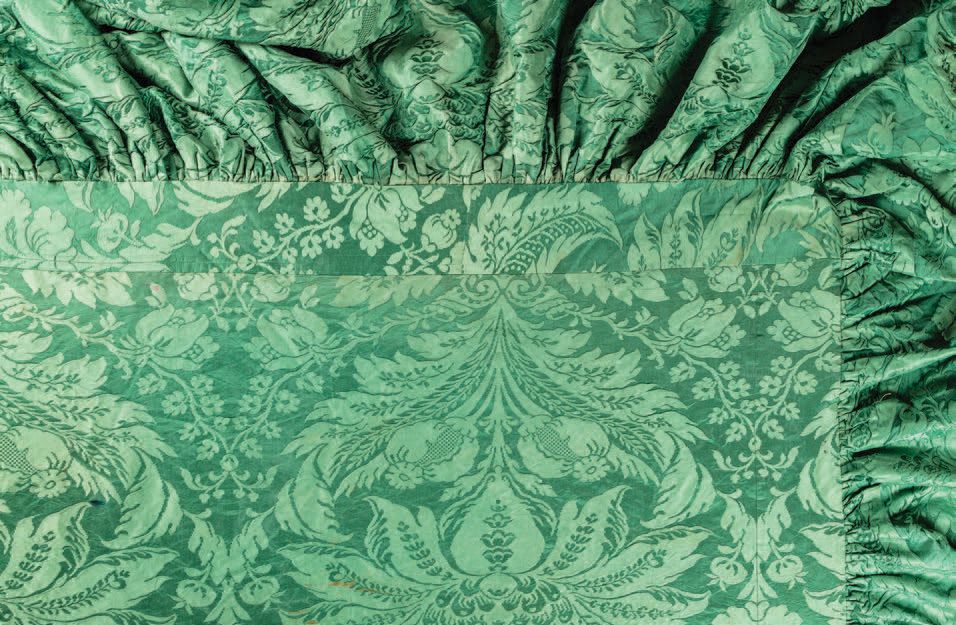 Null Schürzentisch aus grünem Damast im Louis-XIV-Stil mit Blumen, Granatäpfeln &hellip;