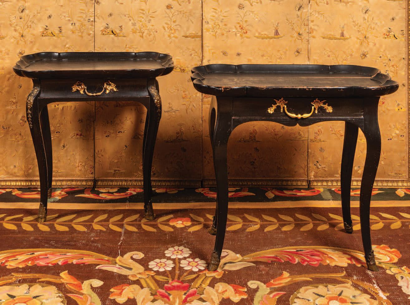 Null Deux tables cabaret en bois laqué noir
Pieds cambrés, terminés par des sabo&hellip;