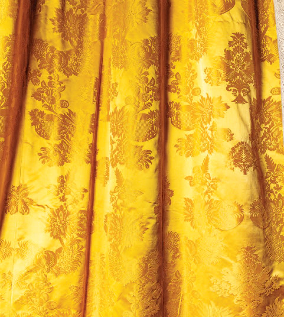 Null Paire de rideaux en damas jaune bouton d'or, style du XVIIIe siècle, décor &hellip;