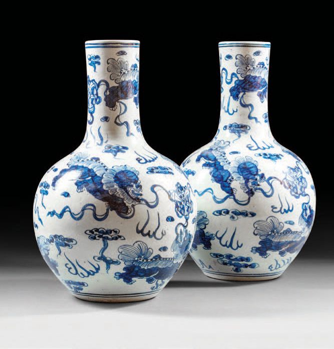 Null Paire de vases gourde en porcelaine bleu et blanc de Chine.
H. 48 cm