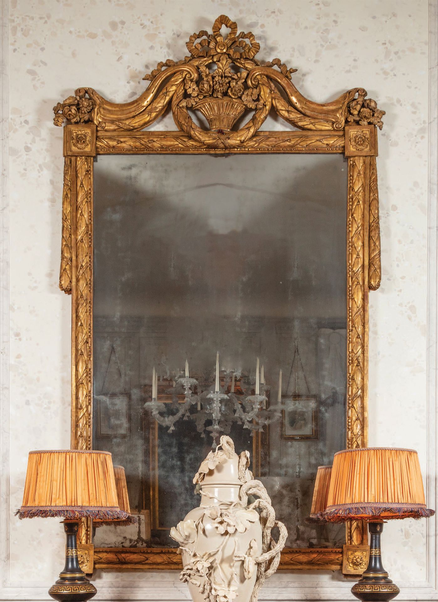 Null Important miroir rectangulaire en bois sculpté et doré.
Cadre orné d'un lar&hellip;