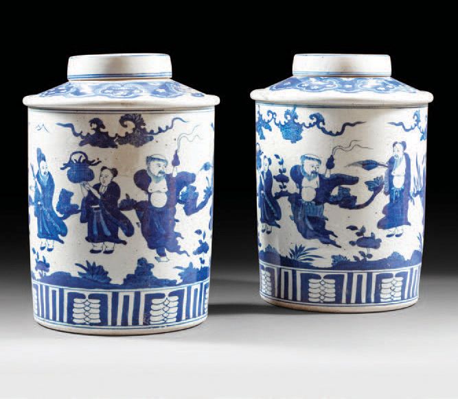 Null Paire de pots à gingembre en porcelaine bleu et blanc de Chine.
H. 38 cm