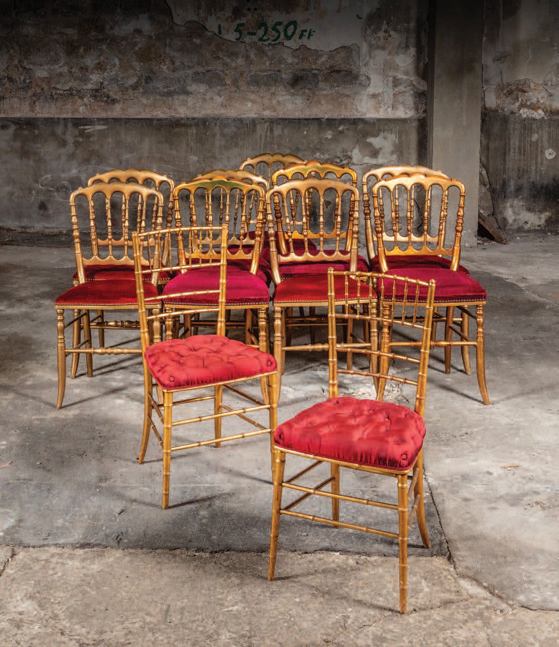 Null Suite di nove sedie "Chiavari" in legno dorato e rivestite in velluto rosso&hellip;