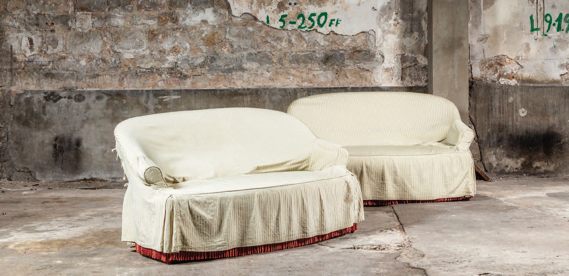 Null Ein Paar sogenannter Bonne-femme-Sofas, die vollständig mit Stoffen im Kasc&hellip;