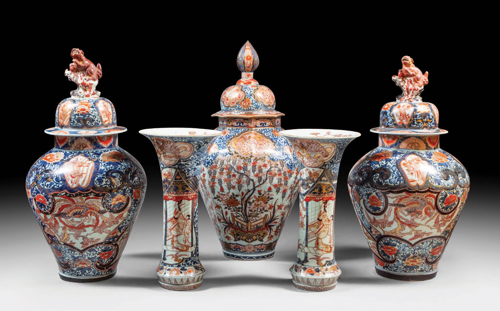 Japon Set di cinque vasi in porcellana composita con decorazione Imari blu-rossa&hellip;