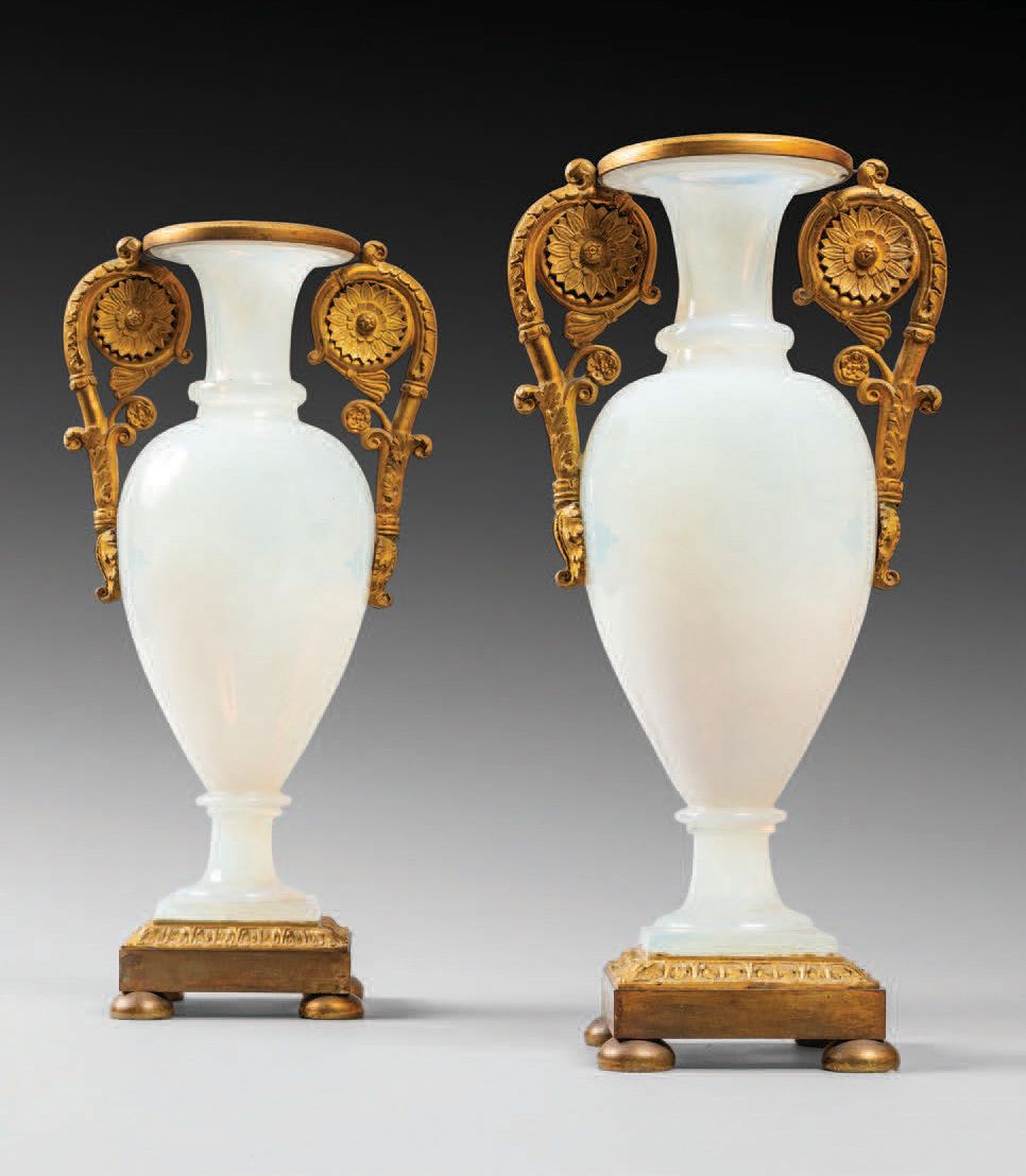Null Paire de vases balustre en opaline savonneuse et leurs montures en bronze c&hellip;