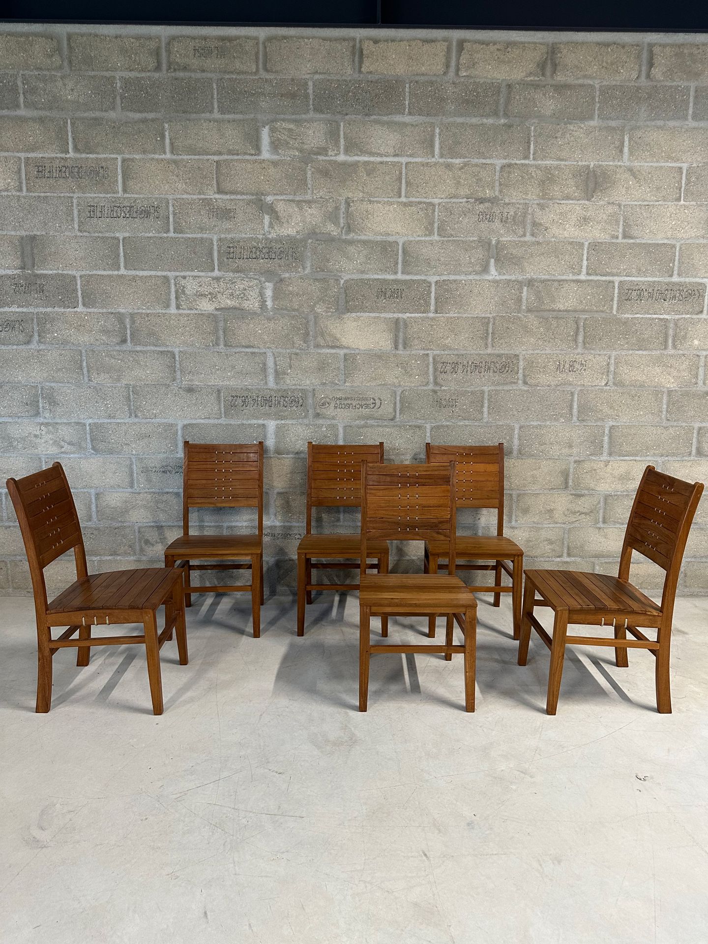 Travail Danois Suite aus sechs Stühlen mit Seildekor.
H. 92 cm - B. 46 cm - T. 4&hellip;