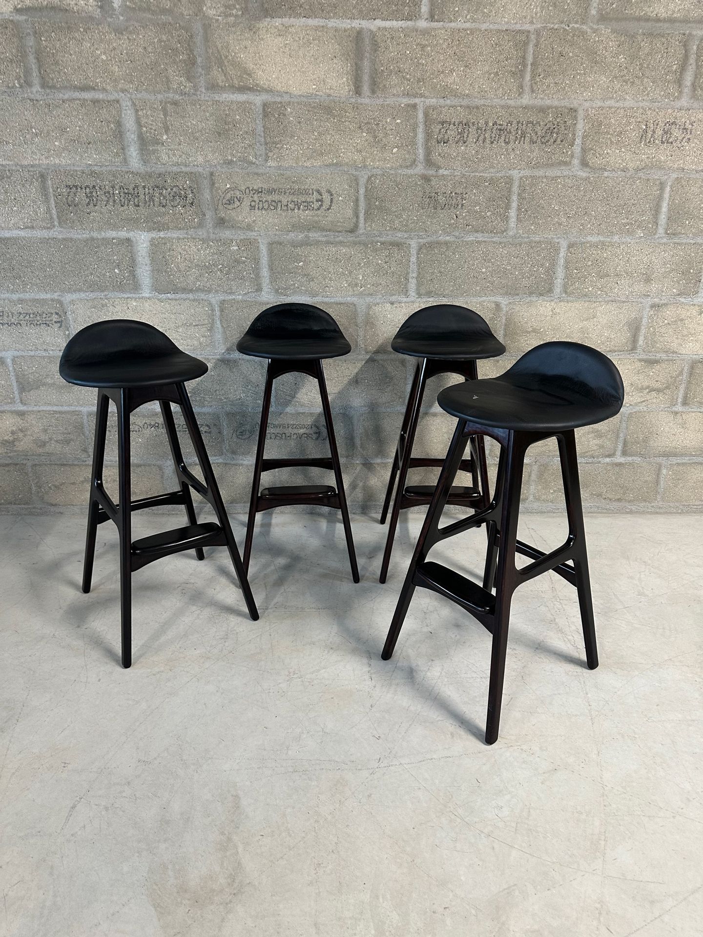 ERIK BUCH (1923-1974) Suite of four "OD 61" bar stools
Legs in varnished wood, s&hellip;